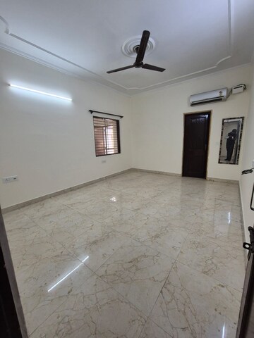Room in 4 BHK Apartment at Sector 56 – for Rent