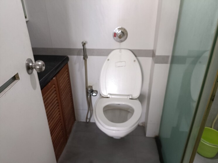 Bathroom, krishna-chs-juhu 3 Bedroom 1000 Sq.Ft. Apartment In Juhu Mumbai 8050510