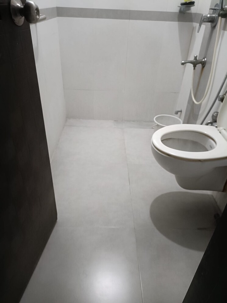 Bathroom, krishna-chs-juhu 3 Bedroom 1000 Sq.Ft. Apartment In Juhu Mumbai 8050510