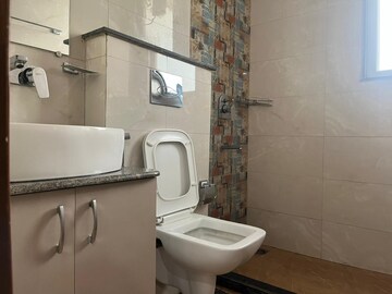 Bathroom in 1 BHK Builder Floor at DLF City Phase V, Dlf Phase V – for Rent