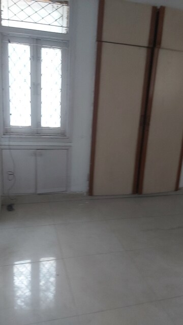 Room in 3 BHK Apartment at Mayur Vihar – for Rent
