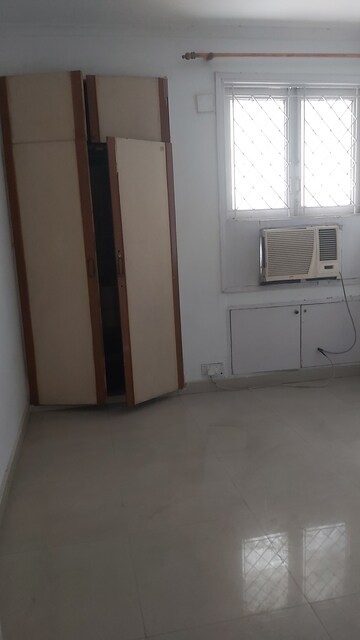 Room in 3 BHK Apartment at Mayur Vihar – for Rent