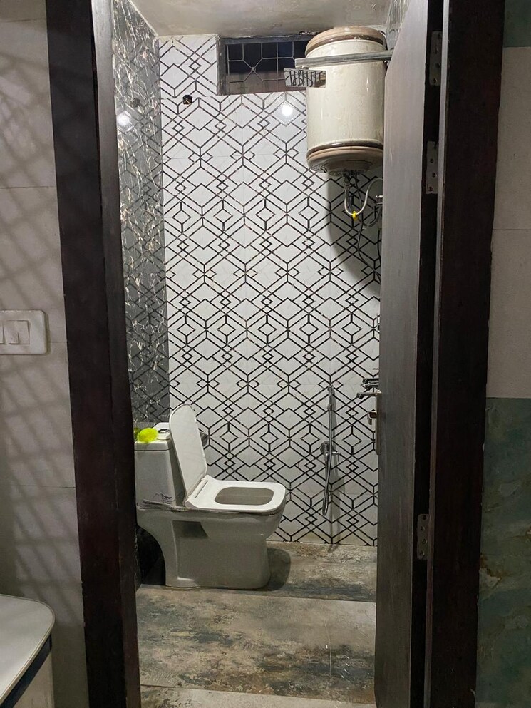 Bathroom, mayur vihar 1 2.5 Bedroom 450 Sq.Ft. Builder Floor In Mayur Vihar 1 Delhi 8050865