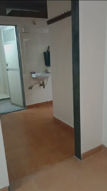 Room in 2 BHK Apartment at Kandivali East – for Rent