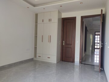 Building Lobby in 3 BHK Builder Floor at Ansal Sushant Lok I, Sector 43 – for Rent