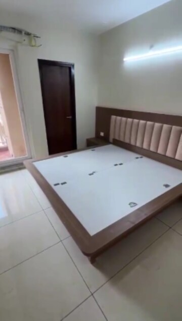 Room in 4 BHK Apartment at Rishita Manhattan, Gomti Nagar – for Sale