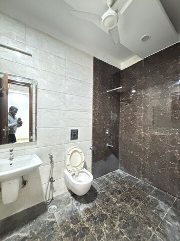 Bathroom in 3 BHK Apartment at Palm Residency Chhatarpur, Chattarpur – for Rent
