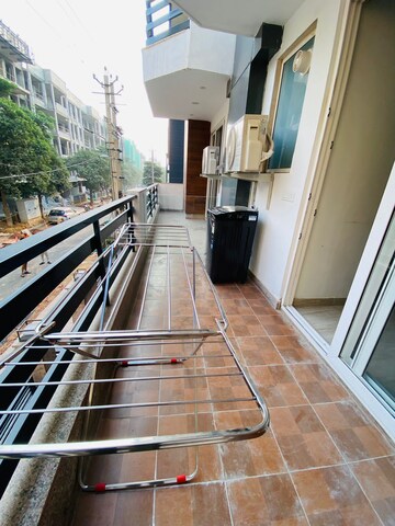 Balcony in 1 BHK Apartment at DLF Oakwood Estate, Dlf Phase ii – for Rent