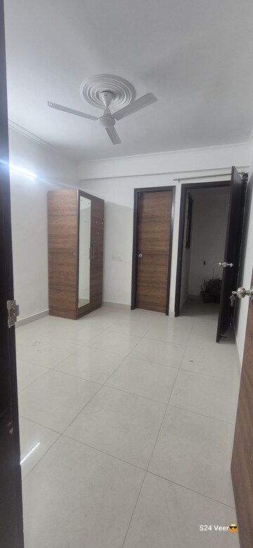 Room in 2 BHK Apartment at Palm Residency Chhatarpur, Chattarpur – for Rent