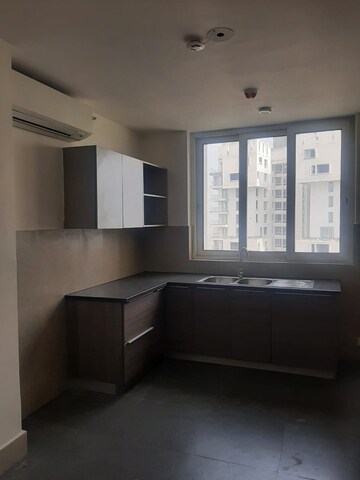 Room in 3 BHK Apartment at Pioneer Park Presidia, Sector 62 – for Rent
