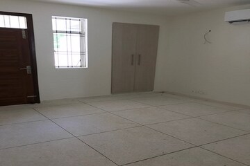 Room in 3 BHK Apartment at DLF Exclusive Floors, Sector 53 – for Sale