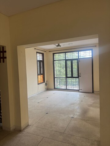 Room in 3 BHK Builder Floor at Unitech South City II, Sector 50 – for Rent