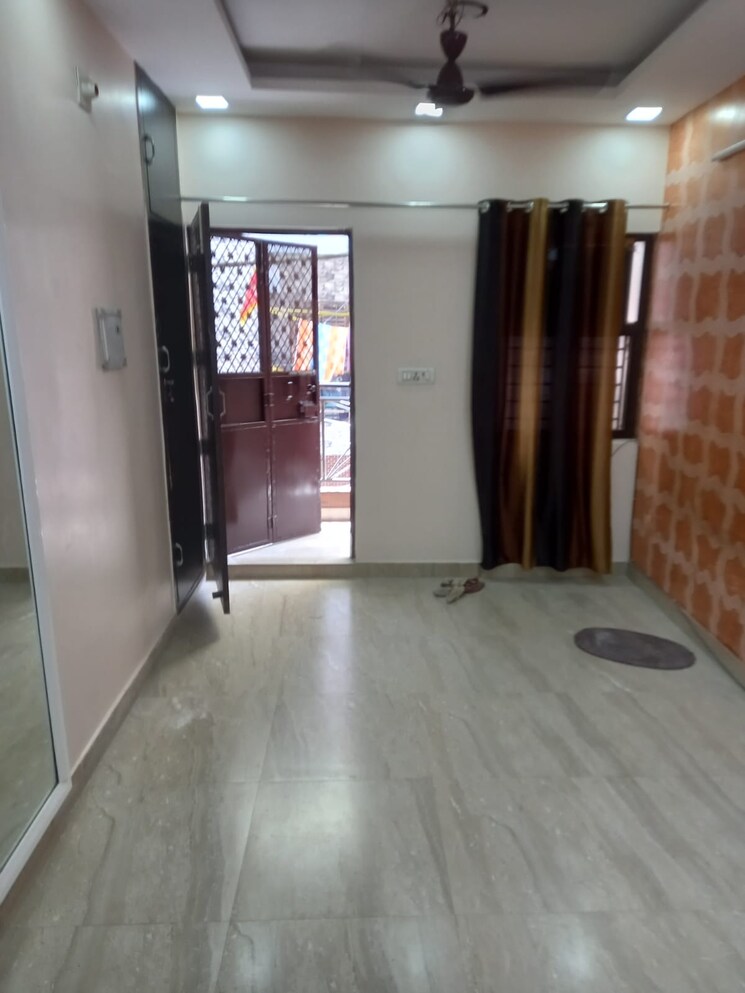 Room, paschim vihar 1 Bedroom 50 Sq.Yd. Apartment In Paschim Vihar Delhi 8051505