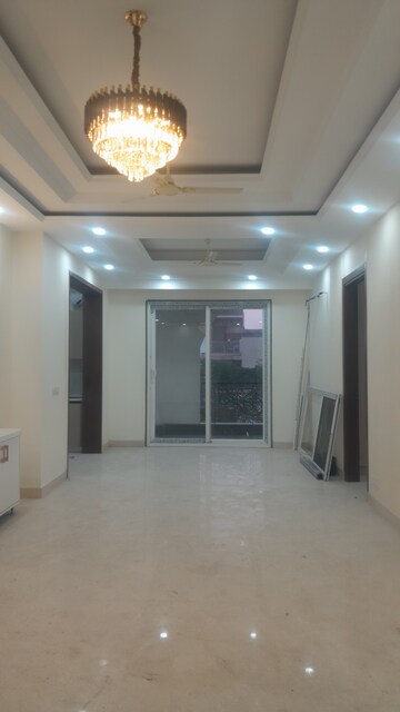 Building Lobby in 4 BHK Builder Floor at Unitech South City II, Sector 50 – for Rent