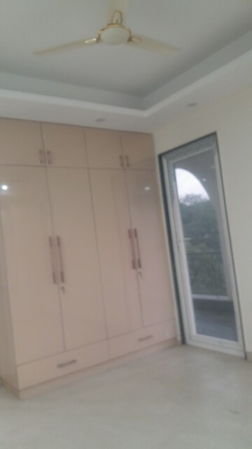 Furnished Amenities in 4 BHK Builder Floor at Unitech South City II, Sector 50 – for Rent