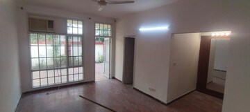 Room in 2 BHK Apartment at Signature Orchard Avenue 2, Sector 93 – for Rent
