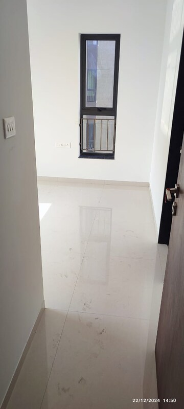 Room in 2 BHK Apartment at Shapoorji Pallonji Sensorium, Hinjewadi – for Rent