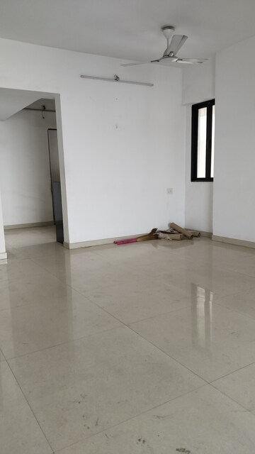 Room in 2 BHK Apartment at Cosmos Jewels Solitaire, Ghodbunder Road – for Rent