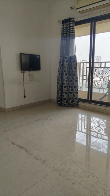 Room in 2 BHK Apartment at Cosmos Jewels Solitaire, Ghodbunder Road – for Rent