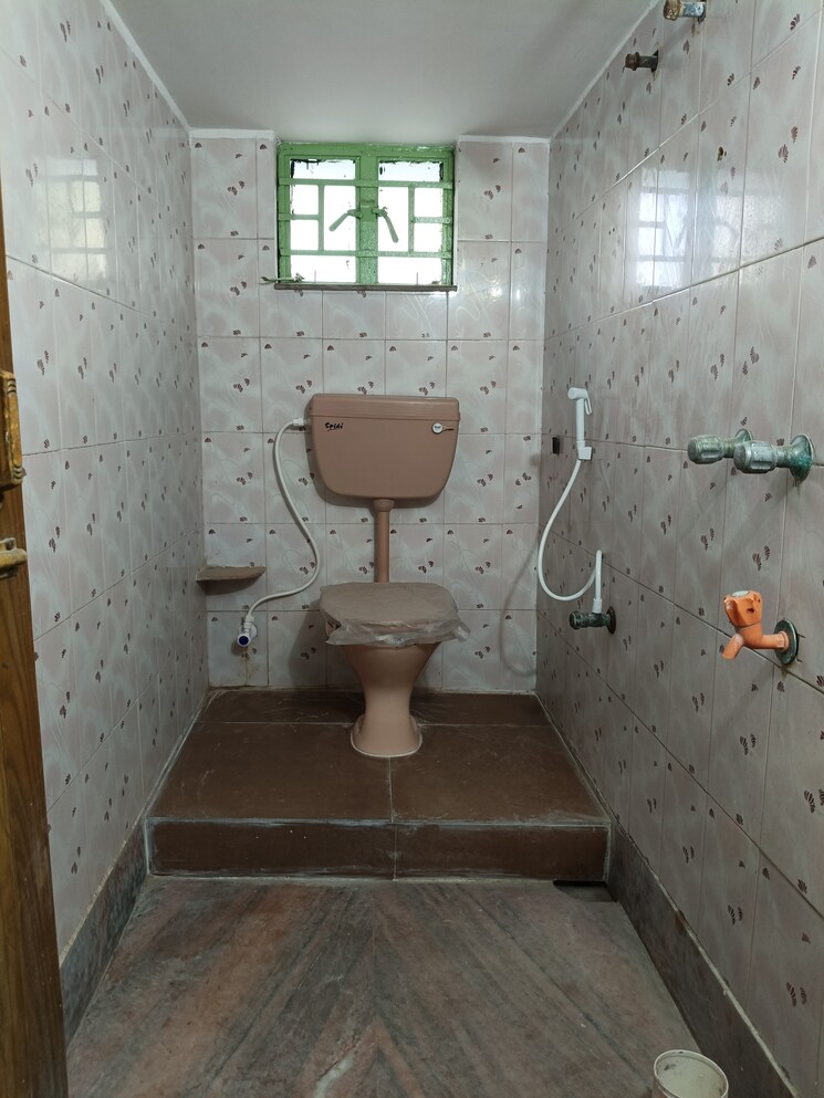 Bathroom, baguiati 5 Bedroom 1900 Sq.Ft. Apartment In Baguiati Kolkata 8051796