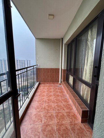 Room in 3 BHK Apartment at Eldeco Utopia, Sector 93a – for Rent