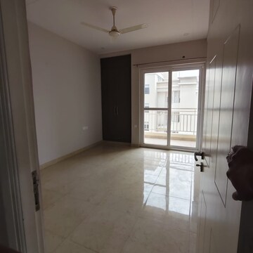 Room in 3 BHK Apartment at Eldeco Utopia, Sector 93a – for Rent