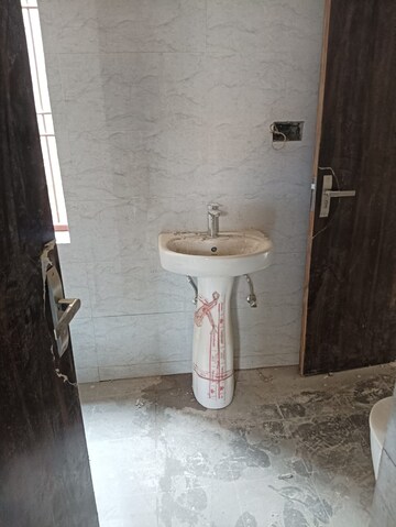 Bathroom in 3.5 BHK Apartment at Mayur Vihar Phase 1 – for Rent