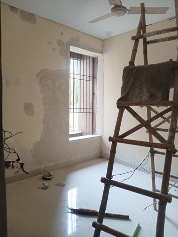 Room in 3.5 BHK Apartment at Mayur Vihar Phase 1 – for Rent