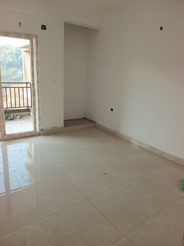Room in 3 BHK Apartment at Earthcon Casa Grande II, Chi V Greater Noida – for Sale