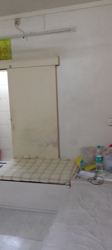 Room in 1.5 BHK Apartment at Panom Park, Vile Parle East – for Rent
