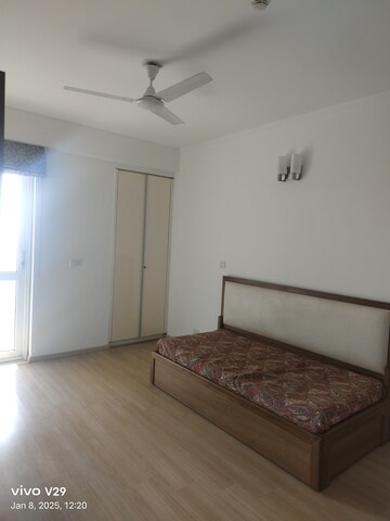 Room in 4 BHK Apartment at DLF Park Place, Sector 54 – for Rent