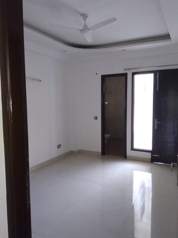 Room in 3 BHK Builder Floor at Tulip Mall, Sector 46 – for Rent