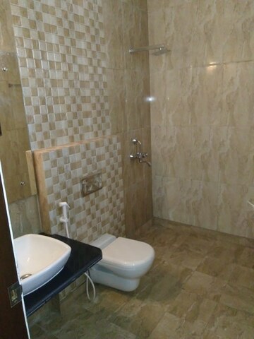 Bathroom in 3 BHK Builder Floor at Tulip Mall, Sector 46 – for Rent