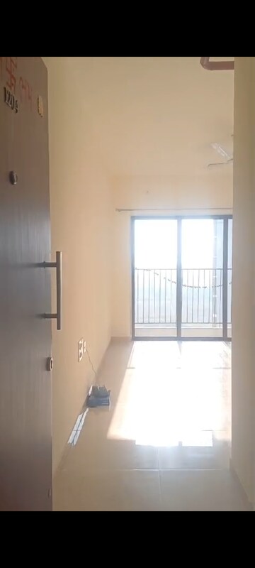 Room in 3 BHK Apartment at Sunteck Maxxworld, Naigaon East – for Rent