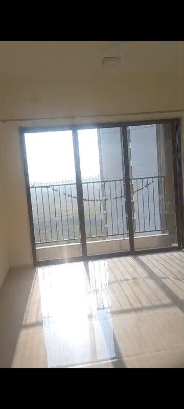 Room in 3 BHK Apartment at Sunteck Maxxworld, Naigaon East – for Rent