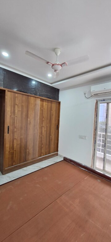 Room in 3 BHK Builder Floor at Kondapur – for Rent