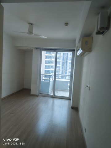 Room in 4 BHK Apartment at DLF The Belaire, Sector 54 – for Rent