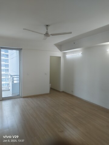 Room in 4 BHK Apartment at DLF The Belaire, Sector 54 – for Rent