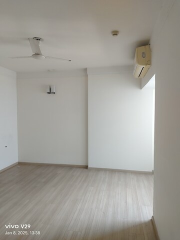 Room in 4 BHK Apartment at DLF The Belaire, Sector 54 – for Rent