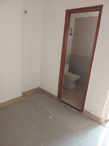 Room in 2.5 BHK Apartment at Earthcon Casa Grande II, Chi V Greater Noida – for Sale