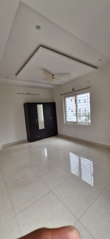 Room in 3 BHK Builder Floor at Kondapur – for Rent