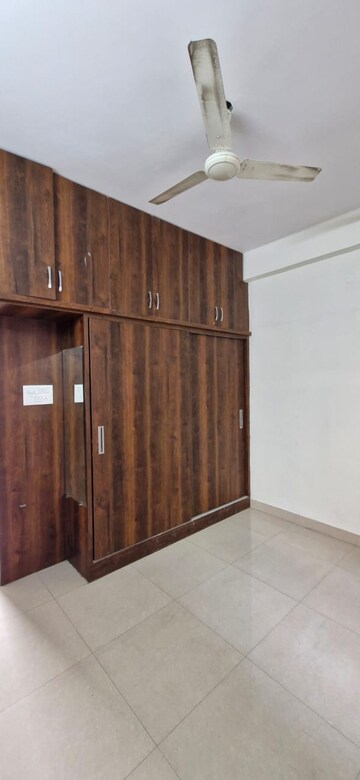 Room in 3 BHK Builder Floor at Kondapur – for Rent