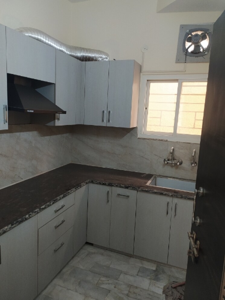 Kitchen, gyan khand 2 Bedroom 80 Sq.Mt. Apartment In Gyan Khand Ghaziabad 8052528