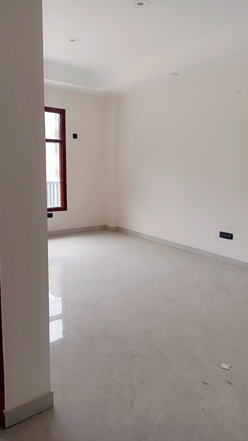 Room in 3 BHK Builder Floor at BPTP District Phase 2, Sector 84 – for Rent