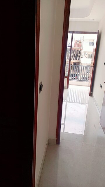 Building Lobby in 3 BHK Builder Floor at BPTP District Phase 2, Sector 84 – for Rent