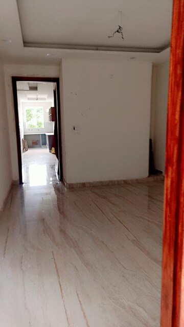 Room in 3 BHK Builder Floor at BPTP District Phase 2, Sector 84 – for Rent