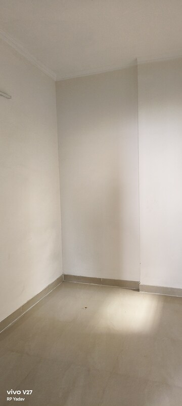 Room in 2.5 BHK Apartment at Amrapali Riverview, Amrapali Leisure Valley – for Rent