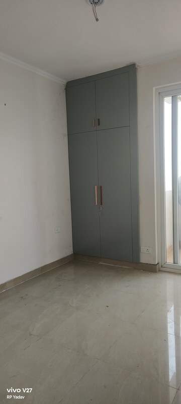 Room in 2.5 BHK Apartment at Amrapali Riverview, Amrapali Leisure Valley – for Rent