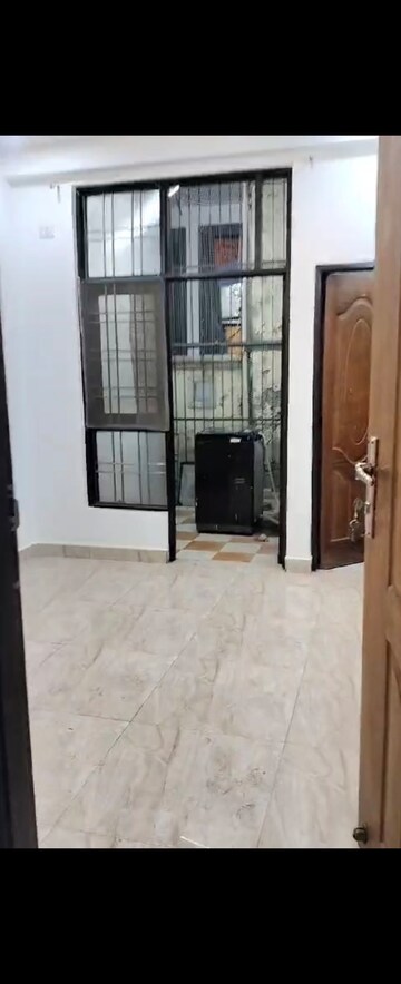 Room in 3 BHK Builder Floor at Parakh Homes, Gyan Khand I – for Rent