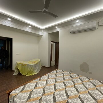 Bedroom in 4 BHK Builder Floor at BPTP Amstoria, Sector 102 – for Rent